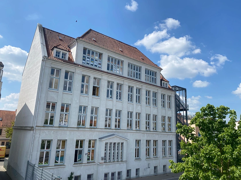 Hier ist das hintere Gebäude der Schule zu sehen.