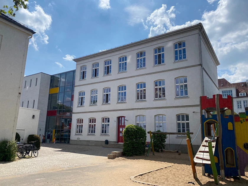 Hier ist das mittlere Gebäude abgebildet.