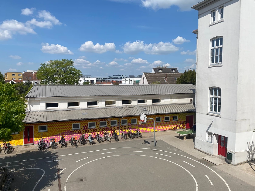 Dies ist der hintere Bereich des Schulhofes.