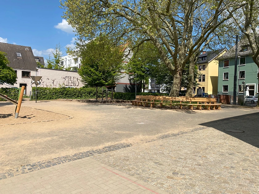 Dies ist der vordere Bereich des Schulhofes.