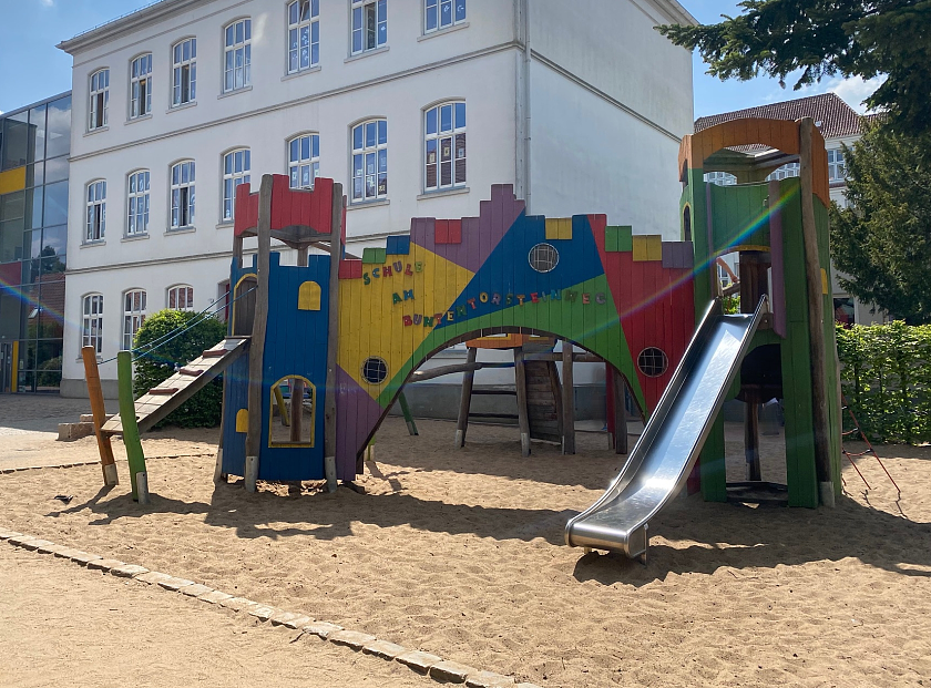 Dies ist der vordere Bereich des Schulhofes.