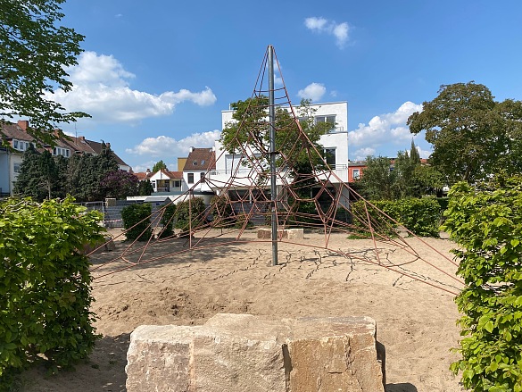 Der mittlere Schulhof.