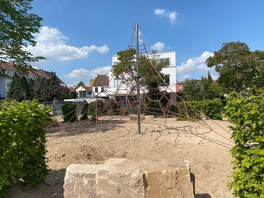 Der mittlere Schulhof.