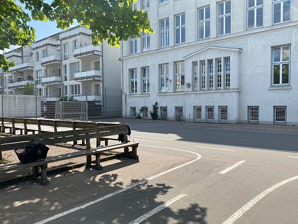 Dies ist der vordere Bereich des Schulhofes.