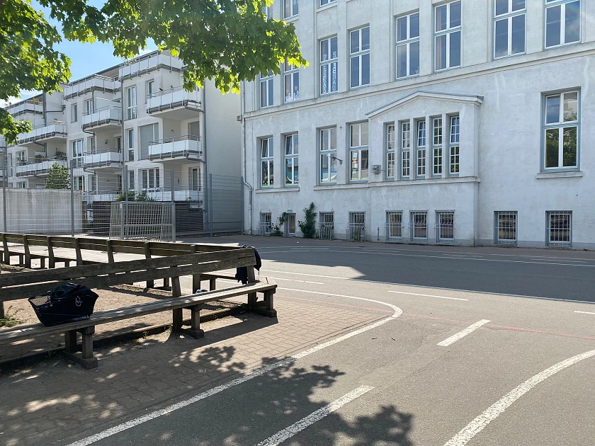 Dies ist der vordere Bereich des Schulhofes.