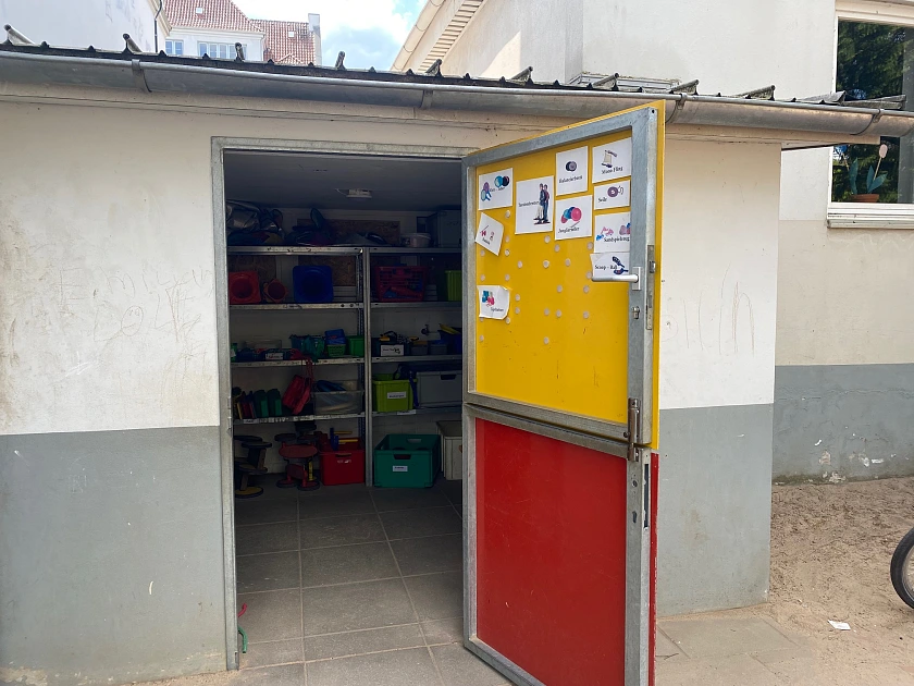 Dies ist der vordere Bereich des Schulhofes.